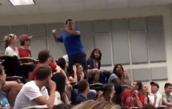 студент бросок через всю аудиторию, Финни Форте, весь класс получил 5 из-за броска, весь класс получил пятерки из-за броска