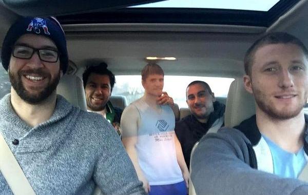 не отпустила невеста взяли картонную копию, друзья взяли в поездку картонную копию друга, картонный Кевин,