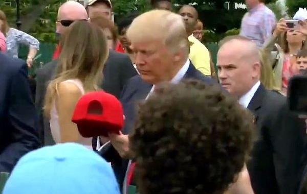выходка трампа, трамп подписал бейсболку, трамп выкинул бейсболку видео