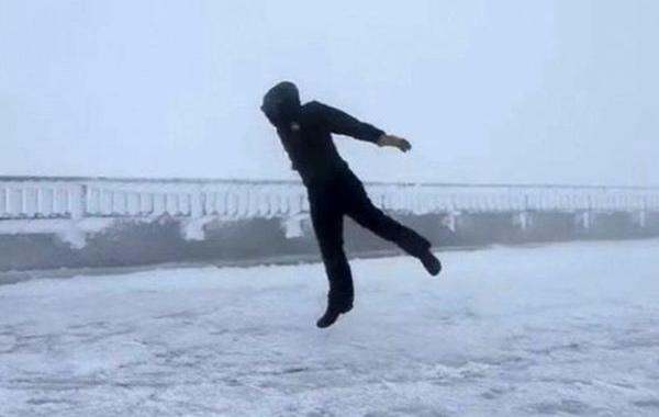 ветер скорость 175 км/ч, идти против ветра 175 км/ч