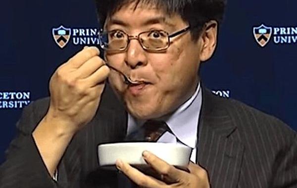 Политолог съел жука в прямом эфире, проспорил Трамп не победит,  Сэм Ван, Sam Wan