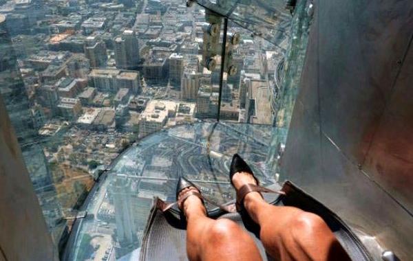прозрачная горка на вершине небоскрёба, стеклянная горка Skyslide, горка на небоскрёбе U.S. Bank Tower