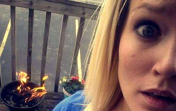 девушка самостоятельно попыталась поджарить бургеры, девушка поджарила бургеры на гриле, девушка в первый раз пользуется грилем