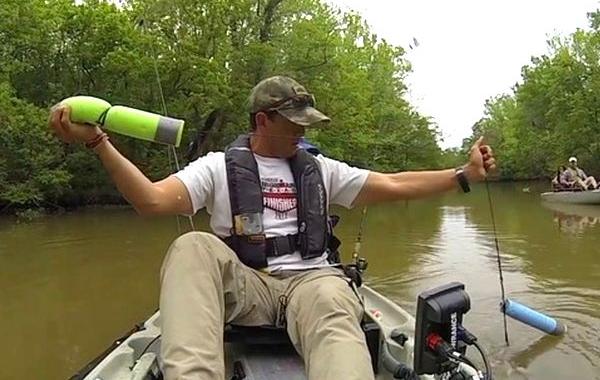 выловил аллигатора, аллигатор на леске, рыбак проверил снасти поймал аллигатора