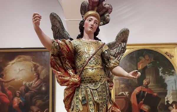 Турист уронил статую 18-го века, турист уронил статую в музее