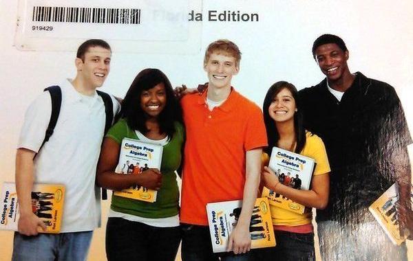 что не так с учебником, студенты держат учебники, студенты учебники их фото, фото студентов на учебнике