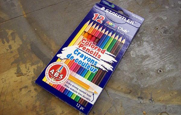 кольцо из карандашей, деревянное кольцо из цветных карандашей, как сделать кольцо из карандашей