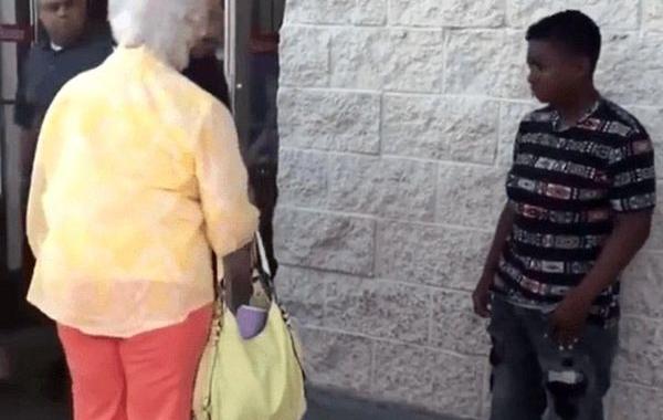 мальчик продавал конфеты на улице, женщина угрожала вызвать полицию, мужчина купил все конфеты у мальчика