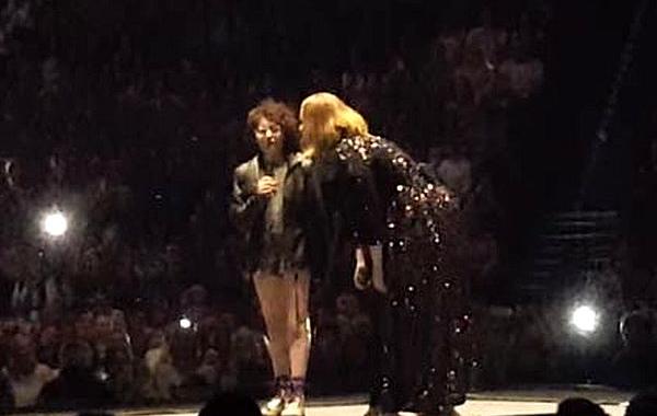 Адель спела с больной девочкой на сцене, Адель пригласила девочку на сцену, Адель спела с девочкой концерт