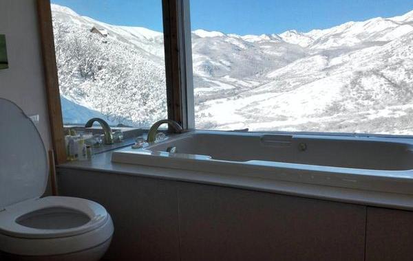 виды из туалетов, туалеты открываются потрясающие виды, туалеты с видом на природу, туалет с видом на город