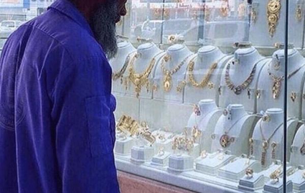 дворник высмеянный троллями, дворник смотрит на драгоценности