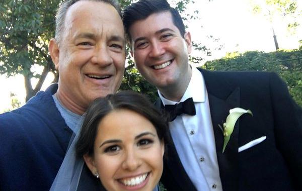 Том Хэнкс ворвался в свадебную фотосессию, Том Хэнкс и в свадебной фотосессии, Том Хэнкс и молодожёны