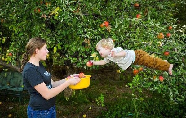 папа снимает сына с синдромом Дауна, папа фотографирует сына Дауна летающим