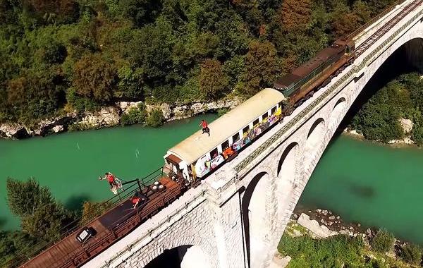 акробатические трюки на движущемся поезде, Dunking Devils, акробатический баскетбол