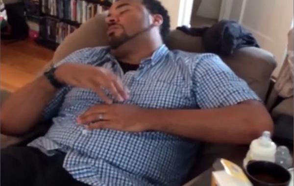 папа ухаживает за ребёнком во сне, папа спит ухаживает за ребёнком