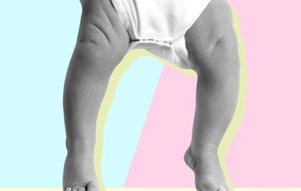 новорожденный ребёнок ходит, шагающий новорожденный ребёнок