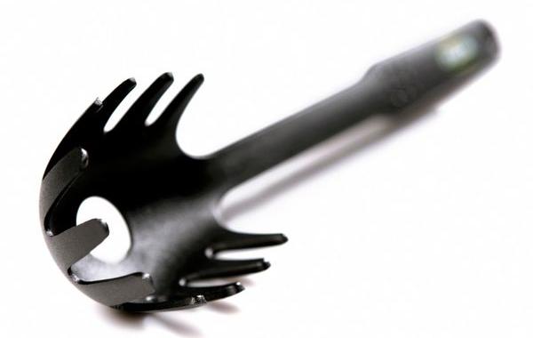 для чего отверстие в ложке для спагетти