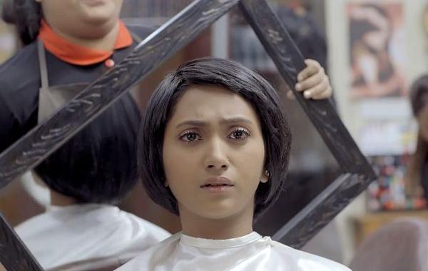 видео о домашнем насилии, девушка просит отрезать волосы короче