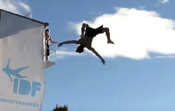 Dødsing, соревнования по прыжкам в воду животом, отсуши пузо