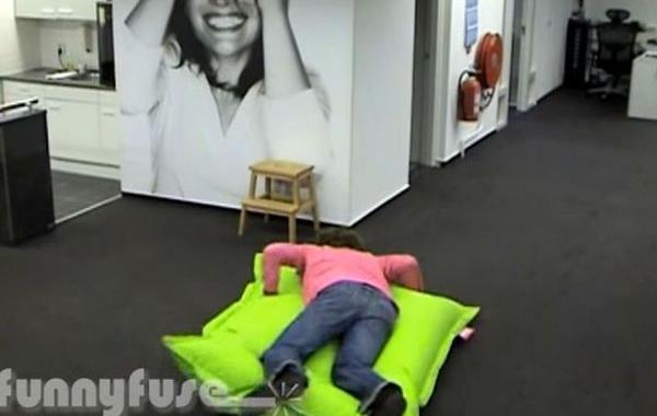 хотели подурачиться с подушкой, офисные работники огромная подушка, офисные работники прыгают на огромную подушку