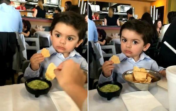 лицо ребенка ест нашу еду, когда кто-то ест нашу еду