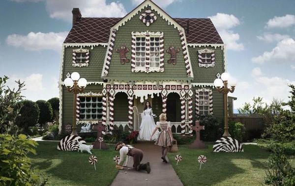 украсила дом пряничный домик, превратила дом в пряничный домик