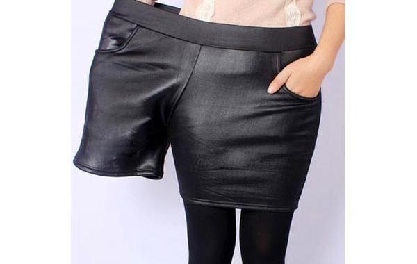 ответ шорты одежды для полных девушек, Кристина Ашман, Christina Ashman, модель ногами в одну штанину шорты размера плюс, худая модель в одну штанину шорт