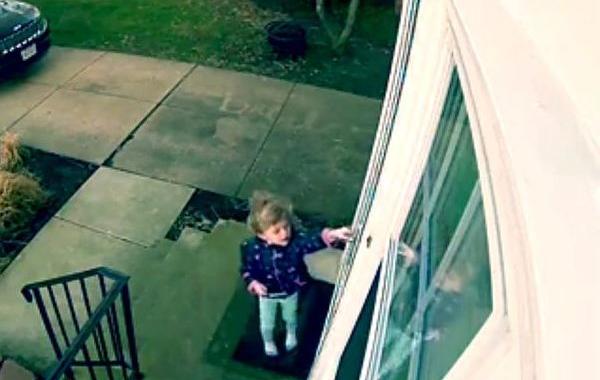 девочку снесло вместе с дверью, сильный ветер девочка открыла дверь