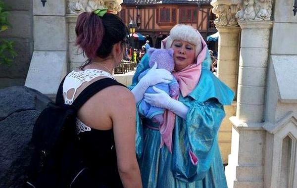 работница диснейленда растрогала до слёз, актриса в костюме феи с плюшевым мишкой