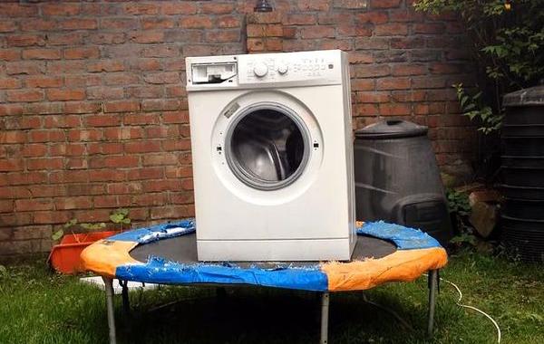 стиральная машина на батуте, стиральная машина с кирпичом на батуте