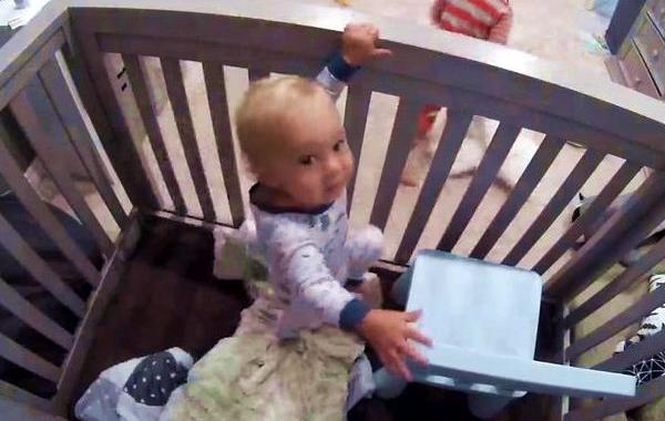 побег из детской кроватки, брат помог сбежать из детской кроватки