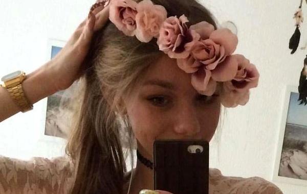 Симон Тейлор, Simone Taylor, 3 года не стригла ноги, ногти 15 сантиметров