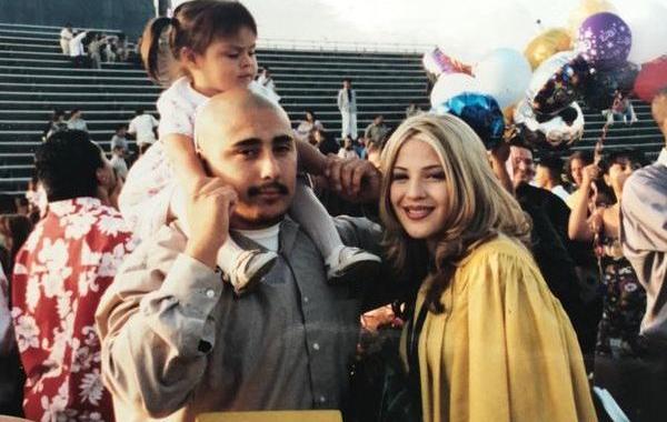 воссоздала фото на выпускном её мамы, воссоздала выпускную фотографию мамы