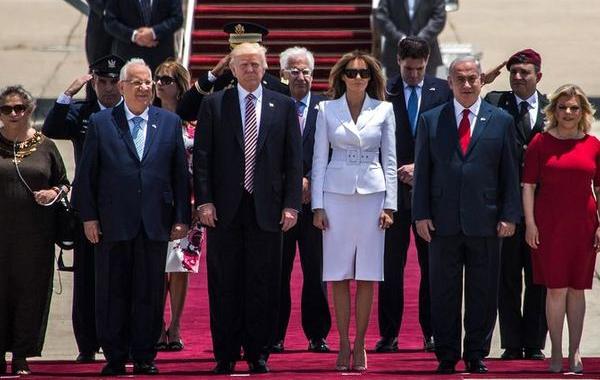 Мелания Трамп оттолкнула руку Дональда Трампа, Мелания Трамп отмахнулась от руки Дональда Трампа