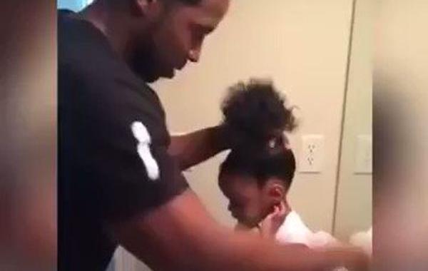 пытался завязать волосы дочери