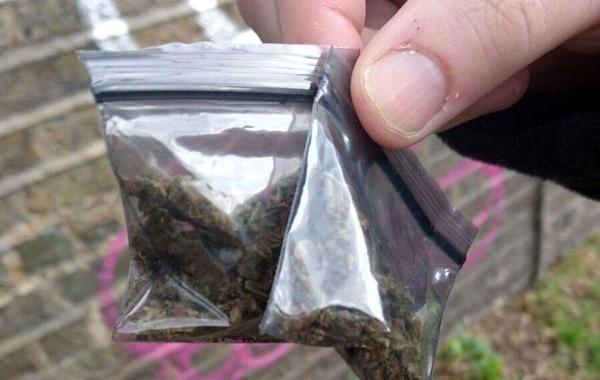 нашли наркотики оставили записку, полицейские нашли закладку оставили записку, полицейские оставили записку тайник наркотики