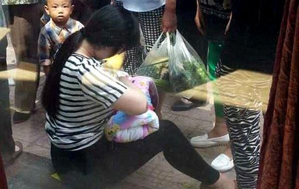 накормила брошенного ребёнка грудью, накормила грудью брошенного ребёнка, в Китае на улице бросили ребёнка