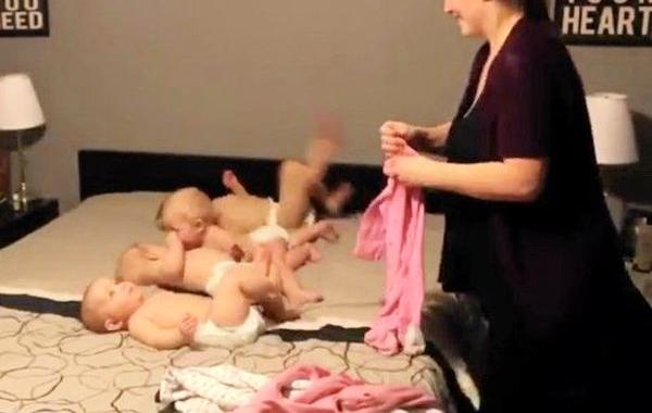 Супермама, мама готовит четырех малышей ко сну, мама укладывает четырёх малышей спать