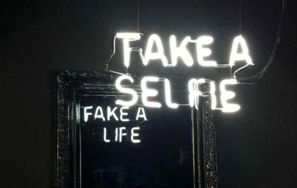 Сатирические светящиеся надписи, надписи меняют смысл с обратной стороны, Камило Матиз, Camilo Matiz