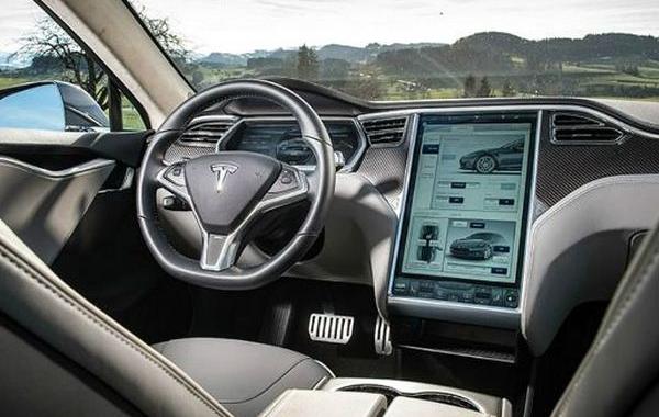 Автомобиль Tesla предсказал аварию, Tesla умеет предсказывать автокатастрофы