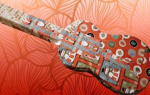 подарок в виде гитары на рождество, разыграл брата на рождество, розыгрыш с рождественским подарком