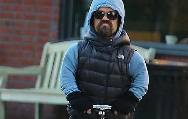 Питер Динклэйдж на самокате, битва фотошоперов Питер Динклэйдж