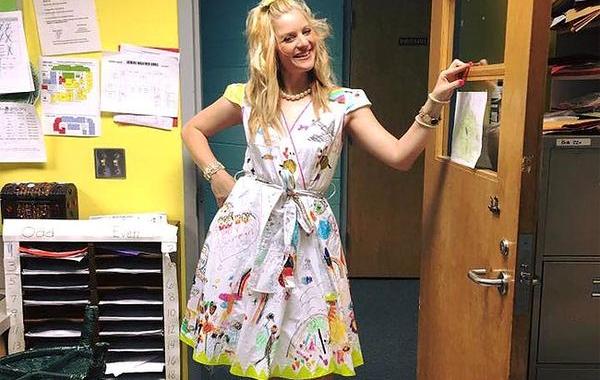 учительница разрешила детям разрисовать платье, дети разрисовали платье учительницы, школьники разрисовали платье в последний день учёбы