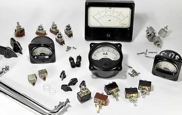 корпус компьютера из советских электронных запчастей, компьютерный корпус из советских электронных запчастей