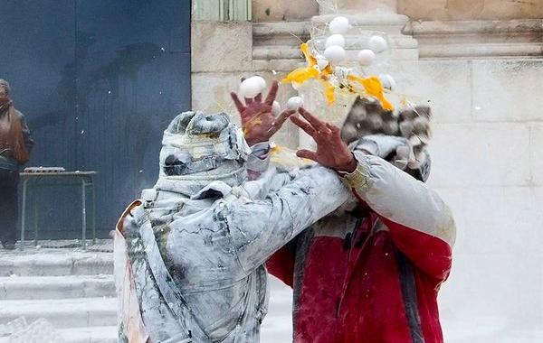 Els Enfarinats, фестиваль битвы мукой и яйцами