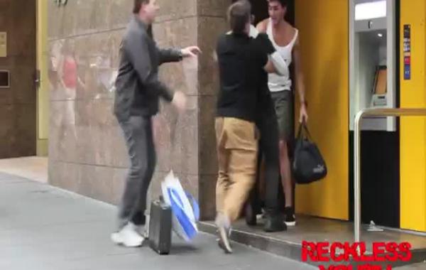 Неудачный розыгрыш закончился разбитым лицом