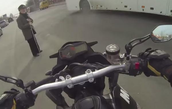 Добродушный мотоциклист помог бедному дедушке перейти дорогу