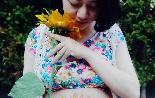 китаянка рисует на животе, беременная рисует на животе, Ло Цяньси  Luo Qianxi