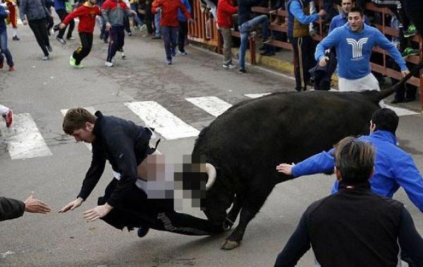 бычий рог в заднице,рог быка в заднице, травма во время бега быков, на американца напал бык, бычий рог в заднице американца