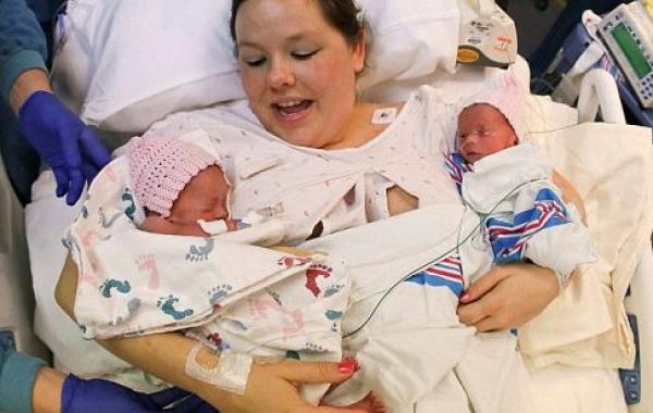 Родила на свет близнецов, держались за руки, Сара Тистлтуэйт, Sarah Thistlethwaite